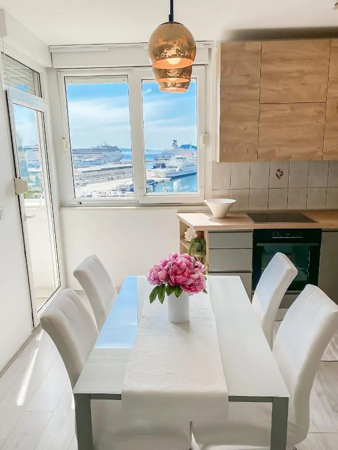 Homey Apartment With A View Split 0*,